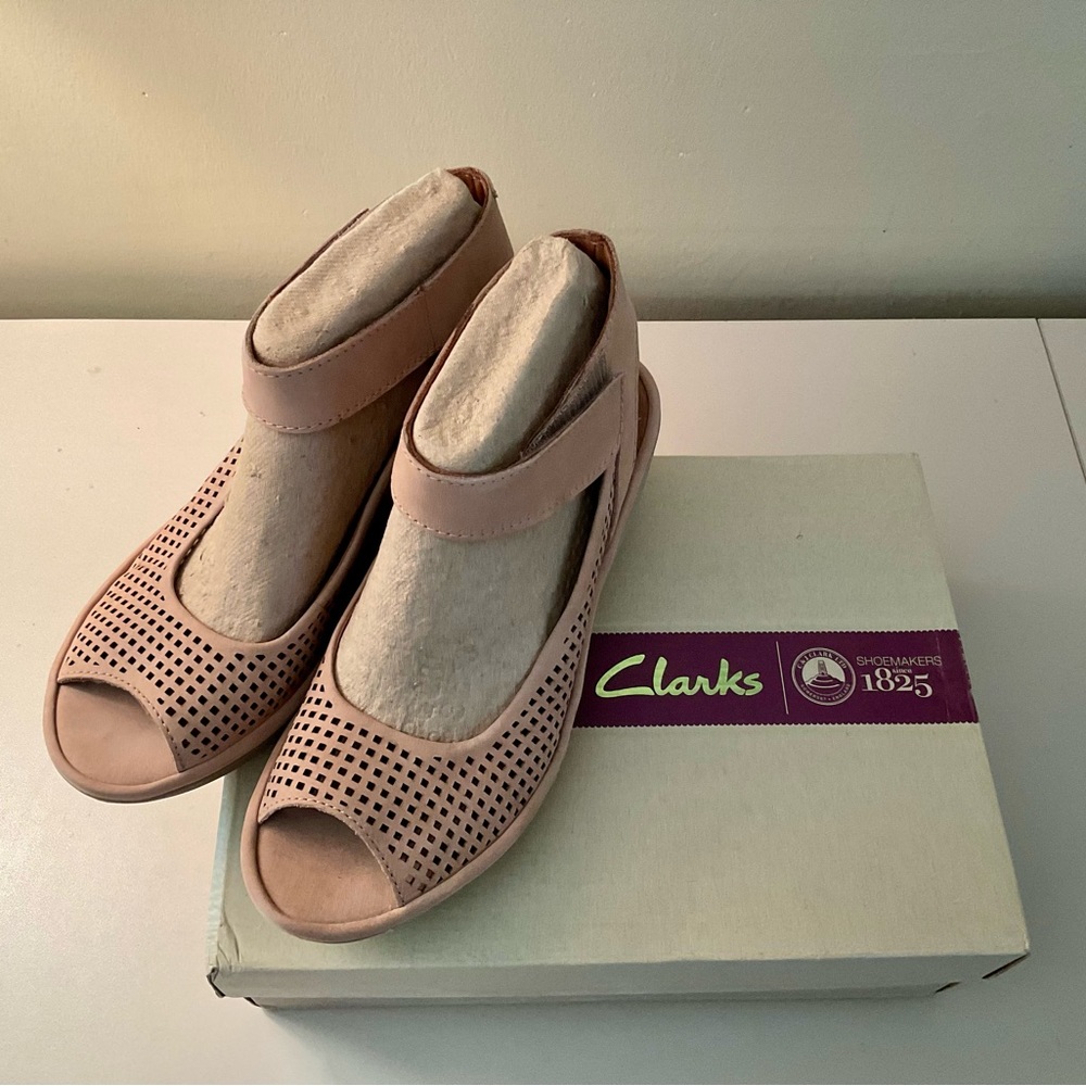 CLARKS “Clarene Prima” Tan Nubuck Peep Toe Wedge Sandal, Size 8 1/2 Wide